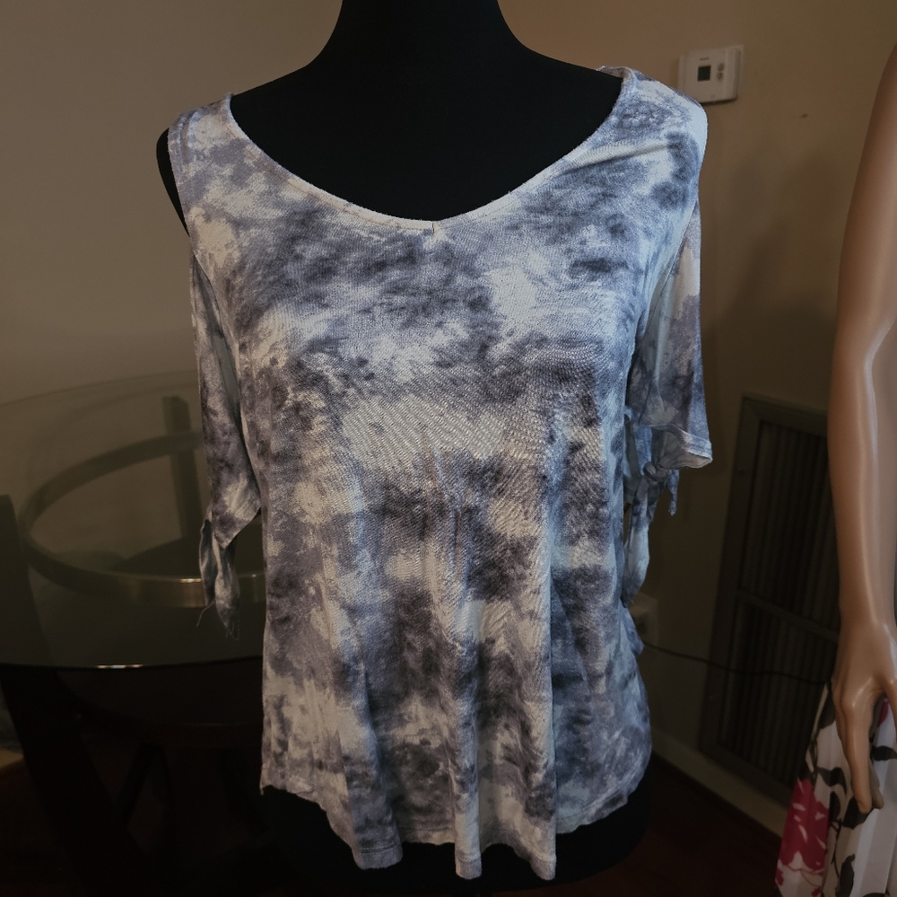 Cloud Chaser, Gray/white Casual cold shoulder shirt